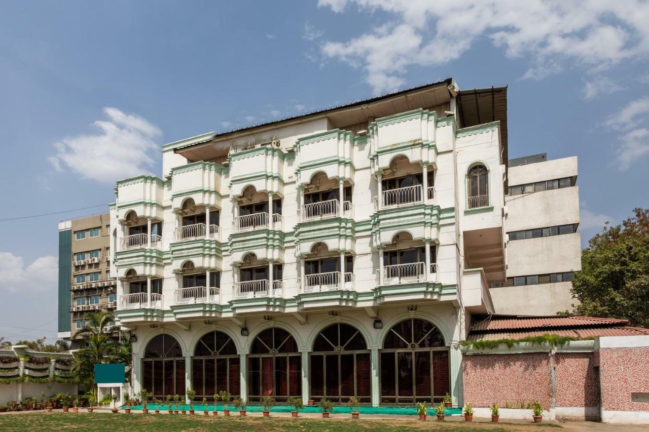 Oyo 38142 Girdhar Mahal Indore Exterior photo