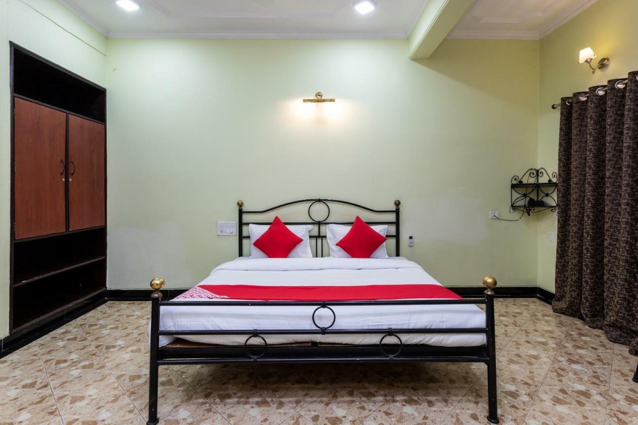Oyo 38142 Girdhar Mahal Indore Exterior photo